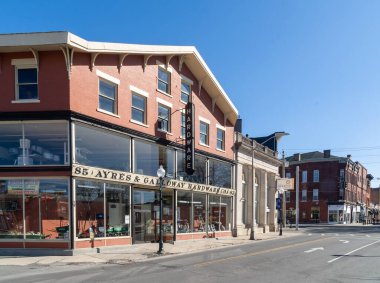 Middletown, New York - ABD - 13 Aralık 2021: Middletown, New York şehir merkezindeki North Street 'teki tarihi Ayres & Galloway Hırdavat Dükkanı. 1888 'den beri çalışıyor..
