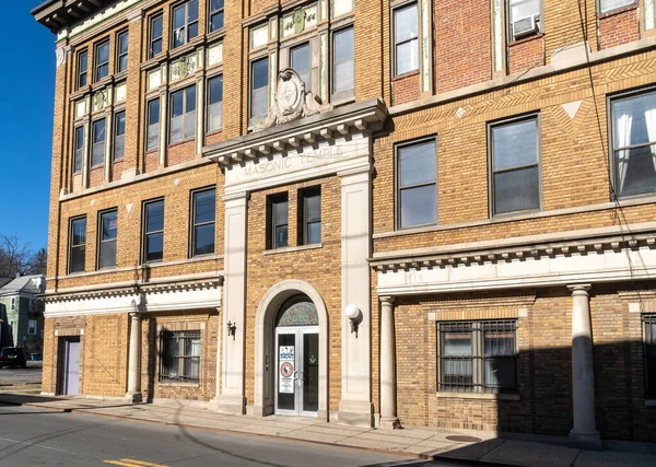 Middletown, New York - ABD - 13 Aralık 2021: Tarihi Hoffman Lodge 'un girişi, Kuzey Caddesi ve Courtland Caddesi' ndeki Mason Tapınağı.