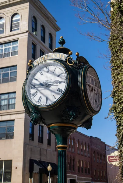 Middletown, New York - ABD - 13. Mar 2021: Middletown 'ın North Street' teki sokak saatinin görüntüsü, Middletown 'ın şehir merkezindeki alışveriş bölgesinde yer alıyor..
