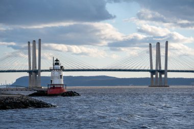 Tarrytown, New York - ABD - Mar. 14, 2021: Tarrytown Light 'ın manzara manzarası, Hudson Nehri' nin doğu yakasındaki bir buji deniz feneri. Mario M. Cuomo Köprüsü..