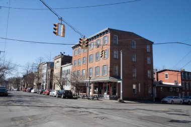 Newburgh, New York, ABD, Mar. 21, 2021: Newburgh 'un tarihi Liberty Street Business koridorunun manzarası, moda dükkanları, kafeler, restoranlar ve evlerle dolu.