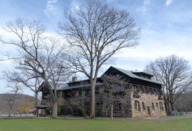 Bear Dağı, New York - ABD - Mar. 27, 2021: Hudson Nehri 'nin batı kıyısındaki Bear Mountain State Park' taki yönetim binası..