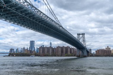 Brooklyn, New York - ABD - 17 Nisan 2021: Williamsburg Köprüsü manzarası, New York 'ta East River boyunca Manhattan' ı Delancey St. ve Williamsburg 'a bağlayan asma köprü.
