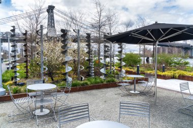 Brooklyn, NY - ABD - 17 Nisan 2021: Bir zamanlar tarihi Domino Şeker Rafinerisi 'nin bir parçası olan Domino Park' ın Vida Taşıyıcıları, şimdi Williamsburg halk parkını süsleyen bir heykel parçası.