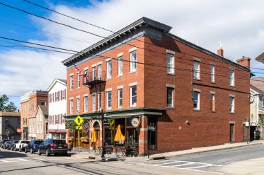 Warwick, New York-ABD-1 Mayıs 2021: Dünün üç çeyreği, Warwick 'te ana caddede yer alan tuhaf, aile tarafından işletilen bir İrlanda barı ve Cafe Dolci krep ve tatlıları.