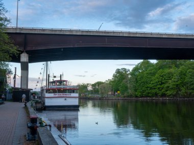Kingston, New York - ABD - 12 Mayıs 2021 Rip Van Winkle II 'nin manzarası Kingstons rıhtımındaki Rondout deresine yanaşmış bir tur teknesi..