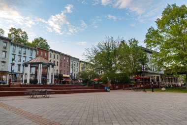 Kingston, New York - ABD - 12 Mayıs 2021: Kingstons 'un tarihi liman kenti The Rondout' taki West Strand Caddesi 'ndeki dükkan ve restoranların manzarası