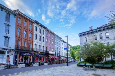 Kingston, New York - ABD - 12 Mayıs 2021: Kingstons 'un tarihi liman kenti The Rondout' taki West Strand Caddesi 'ndeki dükkan ve restoranların manzarası