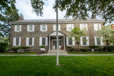 Kingston, New York - ABD - 12 Mayıs 2021: Kingston Stockade Bölgesi 'nde bulunan Senato Evi Eyalet Tarihi Bölgesi manzarası.