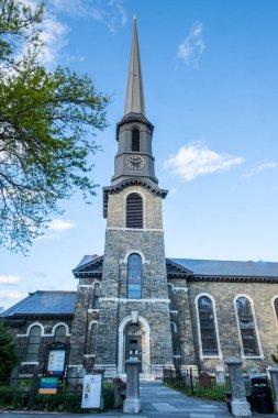 Kingston, New York - ABD 12 Mayıs 2021 Eski Hollanda Kilisesi, Kingston Stockade Bölgesi 'ndeki Wall Street' te 19. yüzyıldan kalma bir mavi taş kilise ve mezarlığı..