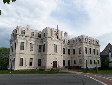 Goshen, NY - ABD - 16 Mayıs 2021: Goshen 'in tarihi bölgesinde bulunan tarihi 1887 Şehir Binası manzarası.