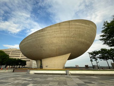Albany, NY - ABD - 22 Mayıs 2021: The Egg 'in bir görüntüsü, Albany, New York' ta bir sahne sanatları mekanı. Empire State Plaza projesinin bir parçası..