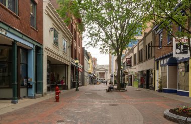 Schenectady, NY - ABD - 22 Mayıs 2021: Jay Street Pedestrian Mall manzarası, antika spesiyal dükkanlar, butikler, galeriler ve lokantalarla çevrili.
