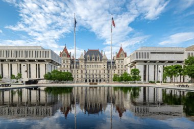 Albany, NY - ABD - 22 Mayıs 2021: Empire State Plaza 'nın yansıtıcı havuzları ile tarihi New York Eyalet Meclisi manzarası