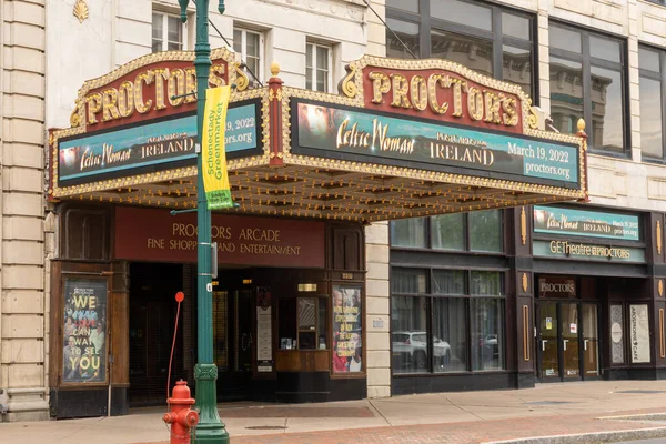 Schenectady, NY - ABD - 22 Mayıs 2021: Proctor Tiyatrosu, mimar Thomas Lamb tarafından tasarlanan eski bir vodvil evidir. Ön cephe sıva, Dorik pilasterler, çelenkler ve paterae ile kaplıdır..