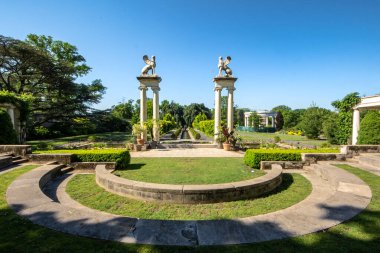 Yonkers, NY - ABD - 27 Mayıs 2021: Surlu Bahçe 'deki Kuzey ve Güney Kanallarının Amfitiyatrosundan bir manzara, Untermyer Gardens' taki bir Cennet.