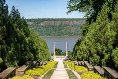 Yonkers, NY - ABD - 27 Mayıs 2021 Vista manzarası, Untermyer Park ve Bahçeleri 'ne tepeden bakan uzun ve alçalan bir merdiven.