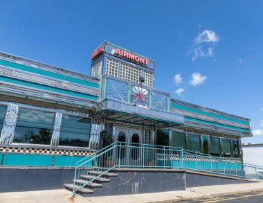 Airmont, New York - ABD - 27 Mayıs 2021: Airmont, New York 'ta klasik bir Yunan lokantasının peyzaj manzarası. Krom ve cam cephe, neon ışıkla vurgulanmış..