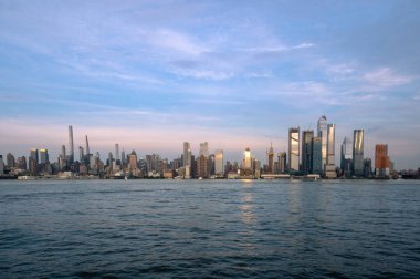 New York, New York - ABD - 7 Haziran 2021: Manhattan 'ın batı yakasının geniş açılı manzarası,.