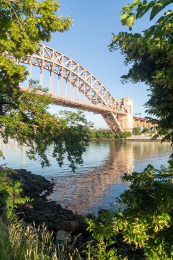 Astoria, NY - ABD - 13 Haziran 2021: Tarihi Cehennem Kapısı Köprüsü manzarası