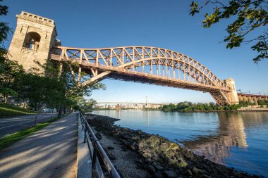 Astoria, NY - ABD - 13 Haziran 2021: Tarihi Cehennem Kapısı Köprüsü manzarası