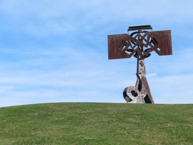 New Windsor, NY - ABD - 22 Kasım 2014 Mark di Suvero 'nun Kurbağa Bacakları, 2002. Storm King Sanat Merkezi 'nde yer alan New York Hudson Vadisi' ndeki 500 dönümlük bir açık hava müzesi..