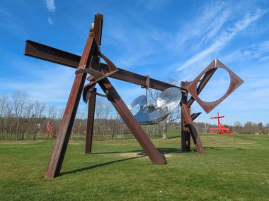 New Windsor, NY - ABD - 22 Kasım 2014 Mark di Suvero 'nun Beethoven' s Dörtlüsü, 2003. Storm King Sanat Merkezi 'nde yer alan New York Hudson Vadisi' ndeki 500 dönümlük bir açık hava müzesi..