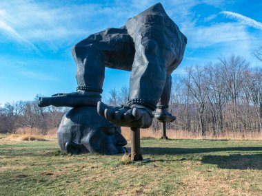 New Windsor, NY - ABD - 22 Kasım 2014 Zhang Huan 'ın Üç Ayaklı Buda manzarası, 2007. Storm King Sanat Merkezi 'nde yer alan New York Hudson Vadisi' ndeki 500 dönümlük bir açık hava müzesi..