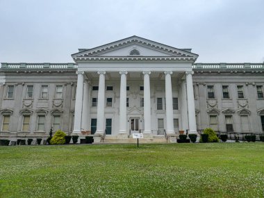 Hyde Park, New York - ABD - 1 Temmuz 2021: Crum Elbow Creek 'i kapsayan Beyaz Köprü manzarası. Zarif bir kemeri, süslü süslemeleri ve aralıklı panelleri var. Vanderbilt malikanesinde..