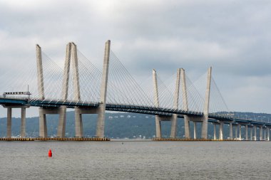 Tarrytown, NY - ABD - 5 Temmuz 2021: ikonik vali Mario M. Cuomo Köprüsü 'nün yakınında, Tarrytown ve Nyack arasında Hudson Nehri' ni kapsayan ikiz bir köprü..