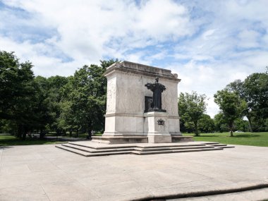 Albany, NY - ABD - 4 Temmuz 2021 Askerler ve Denizciler Anıtı 'nın dörtte üçü. Hermon A. MacNeil tarafından yontulmuş bu mermer heykel, bronz bir heykel ile granit bir zeminde oturmaktadır..