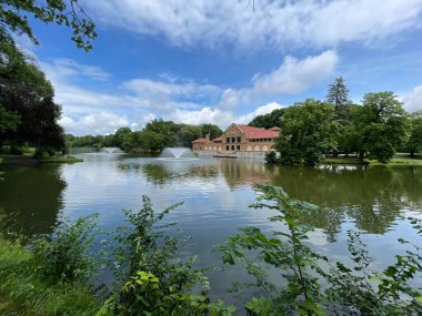 Albany, NY - ABD - 4 Temmuz 2021 Askerler ve Denizciler Anıtı 'nın dörtte üçü. Hermon A. MacNeil tarafından yontulmuş bu mermer heykel, bronz bir heykel ile granit bir zeminde oturmaktadır..