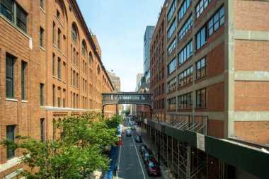 New York, New York - ABD - 6 Temmuz 2021: Chelsea 'nin Doğu 15. caddesinin manzarası, High Line' dan görüldü. 1.45 millik yüksek doğrusal park, yeşil yol ve tren yolu..