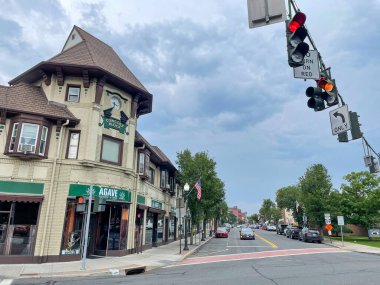 Suffern, NY - ABD - 17 Temmuz 2021: Suffern alışveriş merkezinin yatay manzarası. Rockland County 'deki mağazalar, restoranlar, ofisler ve kamusal alanlarla dolu sıra.