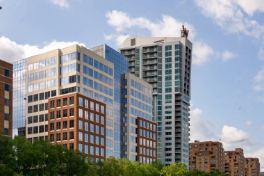 Hoboken, NJ - ABD - 18 Temmuz 2021: Sinatra Güvertesi 'ndeki W Hoboken Oteli' nin yakın çekim yatay görüntüsü.