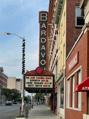 Poughkeepsie, New York - ABD - 24 Temmuz 2021: Tarihi Bardavon 1869 Opera Evi. New York 'un Poughkeepsie şehrinde J.A. tarafından tasarlandı. Tahta