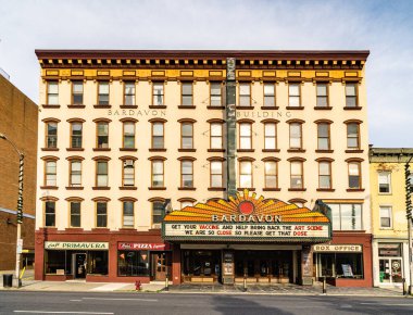 Poughkeepsie, New York - ABD - 24 Temmuz 2021: Tarihi Bardavon 1869 Opera Evi. New York 'un Poughkeepsie şehrinde J.A. tarafından tasarlandı. Tahta