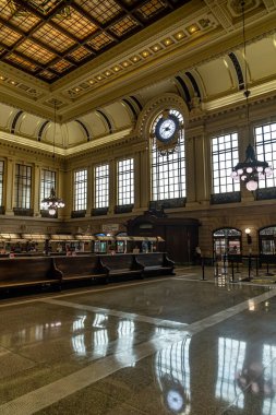 Hoboken, NJ - ABD - 30 Temmuz 2021: Tarihi Hoboken Terminalinin bekleme odasının içerisi dikey. 1907 'de demiryolu, hafif yağmur, PATH, otobüs ve feribotları birleştirerek inşa edildi..