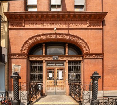 New York, New York - ABD - 30 Temmuz 2011: Ottendorfer Halk Kütüphanesi 'nin Doğu Yakası, Mahattan. Neo-İtalyan Rönesans tarzında inşa edilmiş..