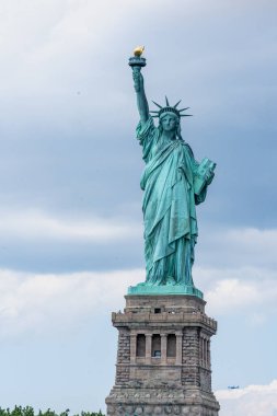 New York, New York - ABD - 30 Temmuz 2021: New York Limanı 'ndaki Liberty Island' da bulunan devasa bir neoklasik heykel olan Özgürlük Heykeli 'nin dikey görüntüsü.