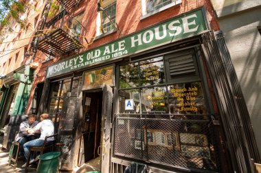 New York, New York - ABD - 30 Temmuz 2021: McSorley 's Old Ale House, genellikle McSorley' s olarak bilinir, New York 'taki en eski İrlanda meyhanesidir..