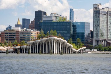 New York, New York - ABD - 30 Temmuz 2011: Küçük Ada 'nın Hudson Nehri' nin 55. Manhattan 'ın batısındaki Hudson Nehri' nde yapay bir ada parkı..