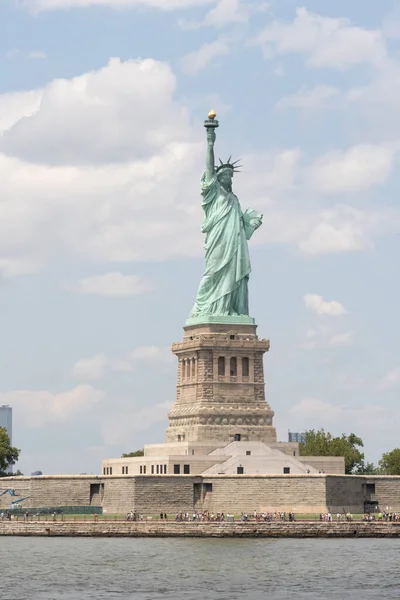 ニューヨーク ニューヨーク 2021年7月30日ニューヨーク市内のリバティー島にある巨大な新古典主義彫刻 自由の女神像 の垂直ビュー — ストック写真