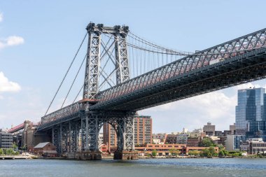 Brooklyn, New York - ABD - 30 Temmuz 2021: Williamsburg Köprüsü manzarası, New York 'ta East River boyunca uzanan bir asma köprü, Manhattan' ı Brooklyn 'e bağlıyor.