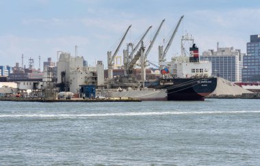 Brooklyn, NY - ABD - 30 Temmuz 2021: Marshall Adaları bayrağı altında bulunan SSI MARVELOUS adlı geminin tarihi Brooklyn Donanma Tersanesi 'nde bağlı olduğu.