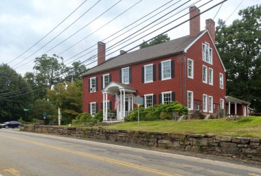 Monroe, NY - ABD - 28 Ağustos 2021: Tarihi McGarrah Posta Arabası Oteli ve Köşe Taşı Masonik Tarihi Topluluğu Yatay Görünümü