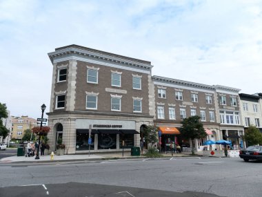Greenwich, CT - ABD - 29 Ağustos 2021: Maher Binası, Starbucks ve Greenwich Avenue yakınlarındaki diğer dükkanlar da dahil olmak üzere Greenwich Tarihi Bölgesi manzarası.