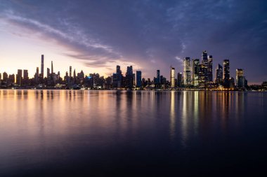 New York, New York - ABD - Güneşin doğuşuyla birlikte Manhattan 'ın batı yakasının ufuk çizgisi Hudson Nehri' nde yansımaları görüldü..