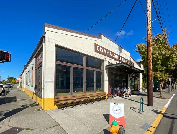 Olympia, WA - ABD - 20 Eylül 2021: Olympia Kahve Kızartma Şirketi 'nin manzara manzarası. Kuzeybatı Pasifik 'ten küçük, kaliteli bir kızartma makinesi..