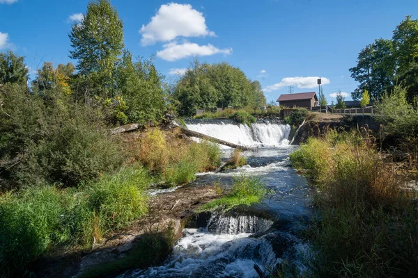 Tumwater, WA-USA 20 Eylül 2021: Tumwater Şelaleleri 'ndeki Brewery Park' ın Yatay Manzarası. Çağlayarak akan şelaleler, hala yansıtıcı havuzlar ve devasa kayalarla vurgulanmış yarım millik yürüyüş yolları..